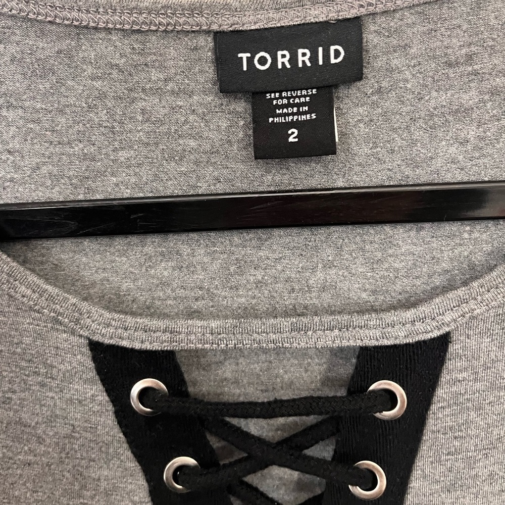Torrid Deep V Lace Up Tee Size 2 Grey and Black - Picture 4 of 5